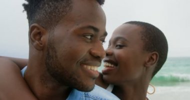 Sahilde eğlenen Afro-Amerikan çiftin yakın çekim. Birlikte vakit geçiriyorlar 4k