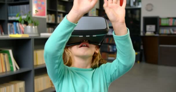 Pohled Kavkazskou Školku Pomocí Headsetu Virtuální Reality Knihovně Škole Gestikuluje — Stock video
