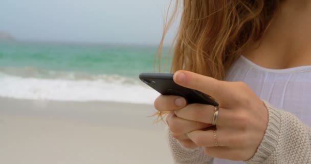 Средняя Часть Женщины Пользуется Мобильным Телефоном Пляже Морские Волны Заднем — стоковое видео