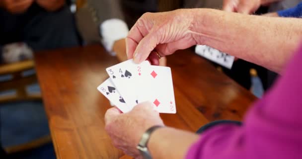 中段老年人在疗养院打牌 持扑克牌的资深男子 — 图库视频影像