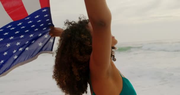 Vista Frontal Mulher Afro Americana Com Bandeira Americana Acenando Dançando — Vídeo de Stock