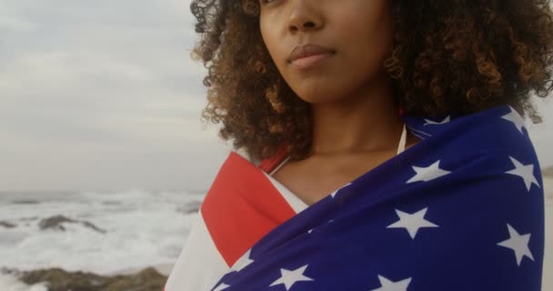 Вид Афро Американської Жінки Загорнуті Американський Прапор Стоячи Пляжі — стокове відео