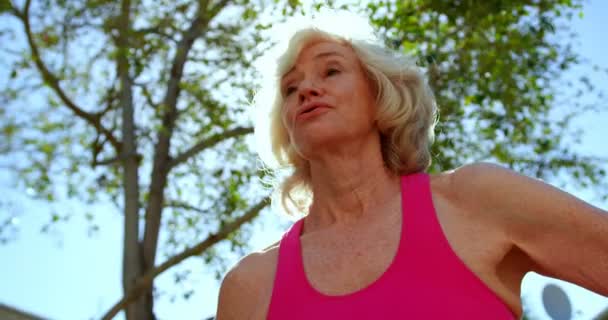 Huzurevinin Bahçesinde Yoga Yapan Aktif Kafkasyalı Yaşlı Kadının Düşük Açı — Stok video