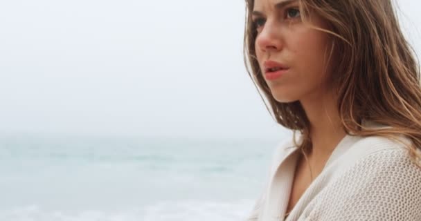 Vista Lateral Mulher Caucasiana Andando Braços Cruzados Praia Ela Está — Vídeo de Stock