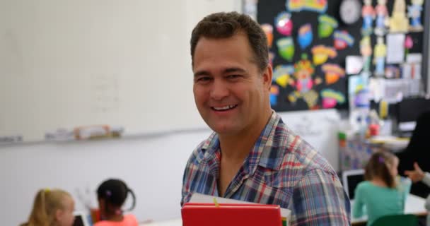 Vista Frontal Maestro Caucásico Sosteniendo Libros Aula Colegial Estudiando Fondo — Vídeo de stock