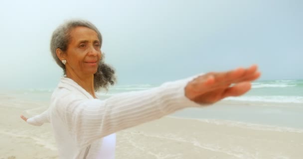 Pohled Aktivní Starší Africkou Americkou Ženu Která Cvičává Pláži Dělá — Stock video