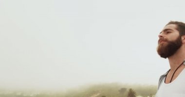 Sahilde kollarını uzatmış beyaz adamın yan görünümü. O 4k gülümsüyor