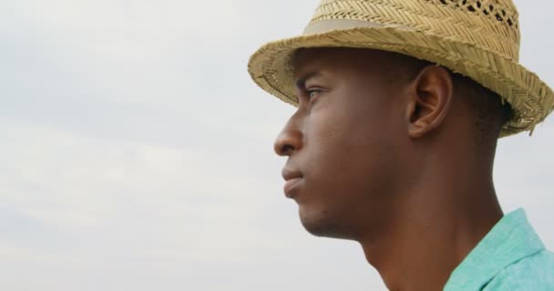 Πλευρική Όψη Του Αφρικανικού Αμερικανού Καπέλο Που Στέκεται Στην Παραλία — Αρχείο Βίντεο