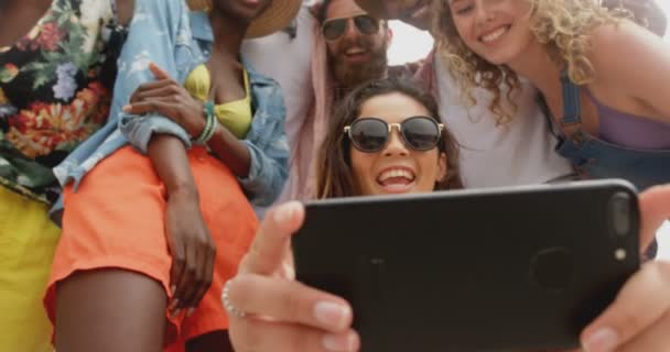 Χαμηλή Οπτική Γωνία Των Φίλων Μεικτού Αγώνα Παίρνοντας Selfie Κινητό — Αρχείο Βίντεο
