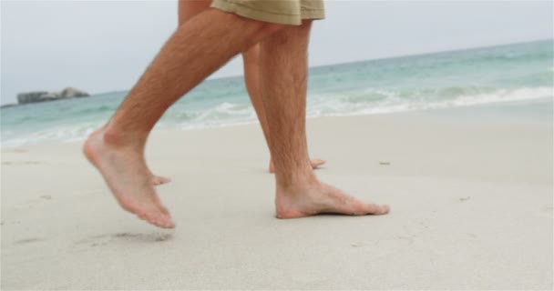 Laag Gedeelte Van Paar Lopen Blootsvoets Het Strand Besteden Tijd — Stockvideo