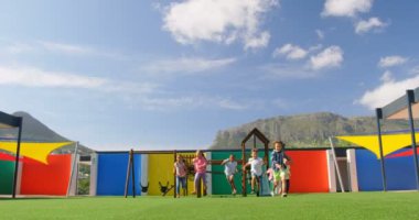 Okul bahçesinde oynayan karışık ırklı okul çocuklarının ön görünümü. Birlikte eğleniyorlar. 