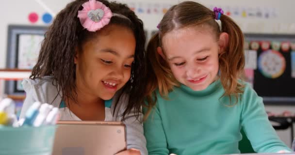 Sınıfta Dijital Tablet Üzerinde Okuyan Karma Irk Kız Öğrencilerin Görünümü — Stok video