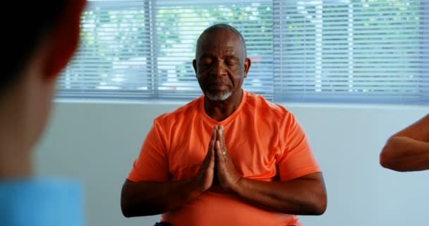 Vista Frontal Hombre Mayor Afroamericano Activo Realizando Yoga Gimnasio Está — Vídeos de Stock