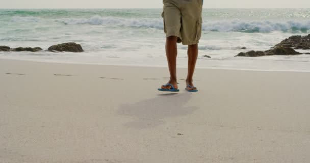 Einem Sonnigen Tag Läuft Ein Kleiner Teil Der Menschen Barfuß — Stockvideo