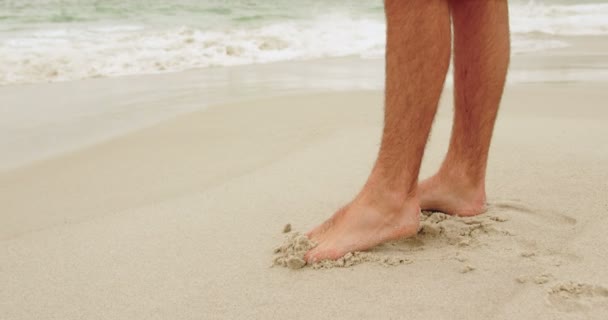 Sección Baja Del Hombre Jugando Con Arena Playa Está Parado — Vídeo de stock