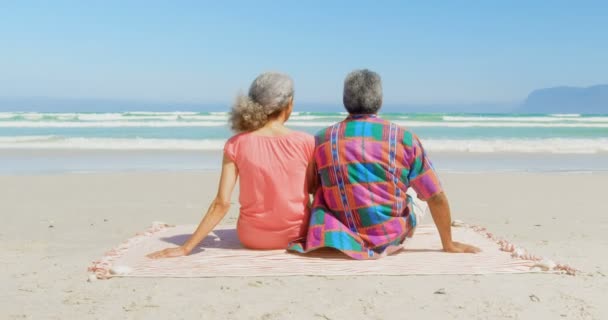 Vue Arrière Couple Afro Américain Senior Actif Relaxant Sur Une — Video