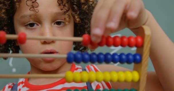 Front Bild Mixed Race Schoolgirl Lärande Matematik Med Abacus Ett — Stockvideo