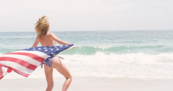 Vista Lateral Mulher Caucasiana Com Bandeira Americana Acenando Correndo Praia — Vídeo de Stock