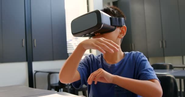 Pohled Asijského Spolužáku Který Sedí Stolu Používá Sluchátka Virtuálními Realitou — Stock video