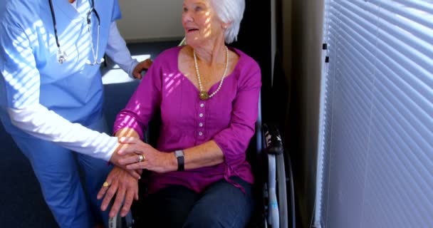 Huzurevinde Üzgün Engelli Yaşlı Kadını Teselli Eden Beyaz Kadın Doktorun — Stok video