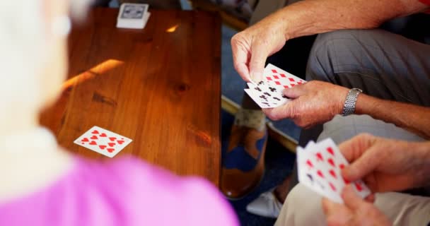 Mitad Sección Personas Mayores Jugando Las Cartas Asilo Hombre Mayor — Vídeo de stock