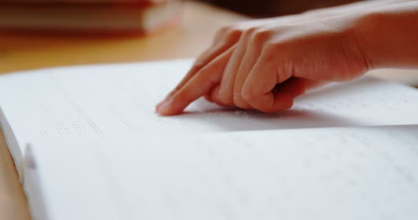 Close Mão Estudante Asiática Cega Lendo Livro Braille Sala Aula — Vídeo de Stock