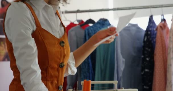 Zijaanzicht Van Afro Amerikaanse Vrouwelijke Modeontwerper Holding Schets Blad Workshop — Stockvideo