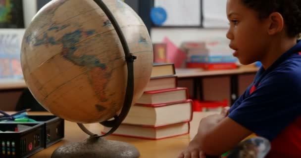 Zijaanzicht Van African American School Boy Studeert Globe Bij Desk — Stockvideo