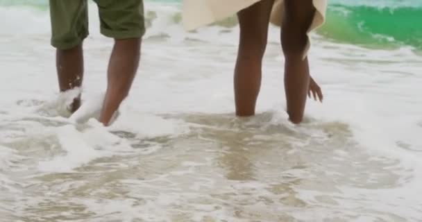 Sección Baja Pareja Afroamericana Jugando Con Olas Marinas Playa Están — Vídeos de Stock