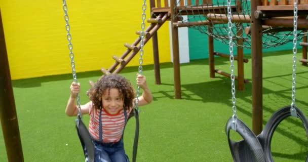 Vooraanzicht Van Mixed Raceschool Meisje Spelen Een Schommel School Speeltuin — Stockvideo