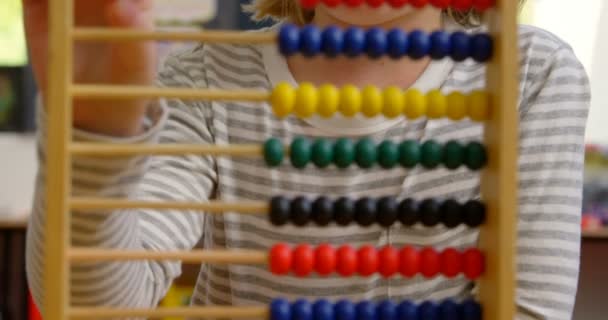 Vooraanzicht Van Kaukasische Schoolmeisje Leer Wiskunde Met Abacus Klas Telt — Stockvideo