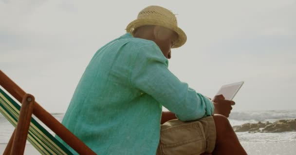Вид Збоку Афроамериканців Людини Використанням Цифрової Планшета Пляжі Він Розслабляє — стокове відео