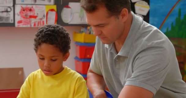 Vooraanzicht Van Jonge Kaukasische Mannelijke Leraar Onderwijs Afro Amerikaanse School — Stockvideo