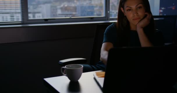 年轻的白种女性高管在现代办公室的餐桌上工作 她正在寻找和思考4K — 图库视频影像