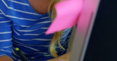 Ofiste masa üzerinde çalışan Kafkas kadın moda tasarımcısıön görünümü. O bilgisayar 4k bakıyor