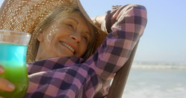 Widok Przodu Aktywny Starszy Kaukaski Kobieta Relaks Leżaku Plaży Pije — Wideo stockowe