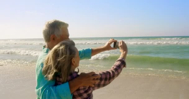 Vue Arrière Couple Caucasien Âgé Actif Prenant Selfie Avec Téléphone — Video