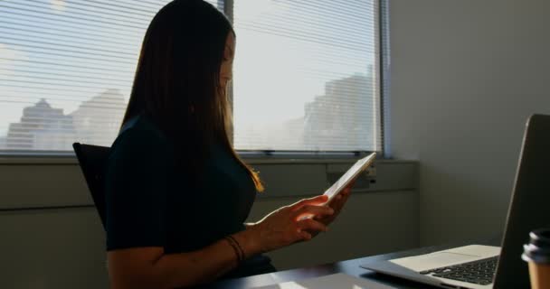Modern Bir Ofiste Dijital Tablet Üzerinde Çalışan Genç Kafkas Kadınının — Stok video