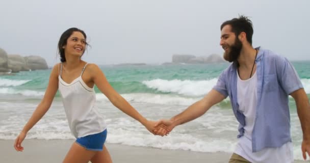 白种夫妇手牵手在沙滩上行走的前视图 他们在一起的时间是4K — 图库视频影像