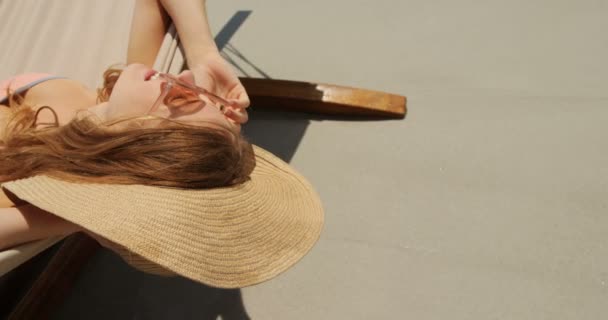 Vista Alto Ângulo Mulher Caucasiana Relaxando Uma Rede Praia Ela — Vídeo de Stock