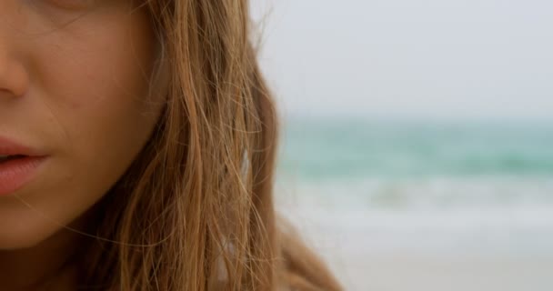 Primer Plano Mujer Caucásica Pie Playa Ella Está Mirando Cámara — Vídeo de stock