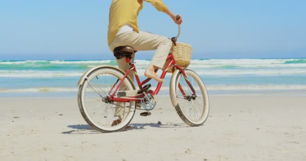 Visão Traseira Mulher Afro Americana Sênior Ativa Com Bicicleta Praia — Vídeo de Stock