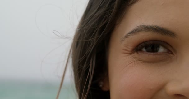 Крупний План Кавказької Жінки Стоїть Пляжі Вона Посміхається Дивлячись Камеру — стокове відео