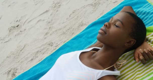 Вид Высоким Углом Африканскую Женщину Спящую Пляже Спит — стоковое видео