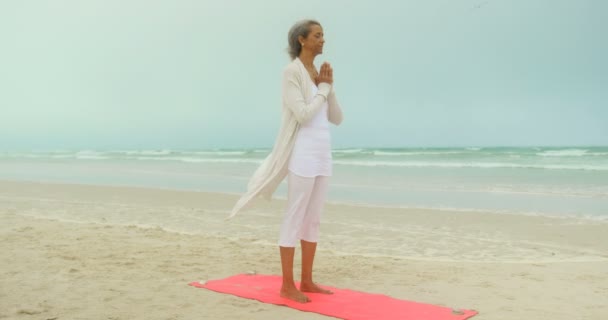 Vista Laterale Della Donna Afroamericana Anziana Attiva Che Yoga Sul — Video Stock