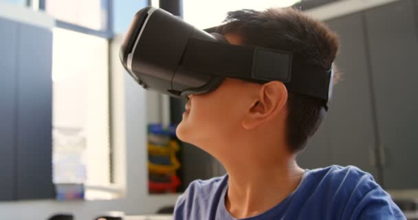 Vorderansicht Eines Asiatischen Schülers Der Schreibtisch Sitzt Und Virtual Reality — Stockvideo