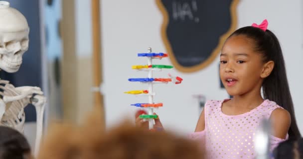 Vista Frontal Estudante Asiática Explicando Sobre Modelo Estrutura Dna Sala — Vídeo de Stock