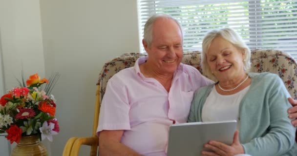 Vista Frontal Pareja Mayor Caucásica Activa Usando Tableta Digital Hogar — Vídeo de stock