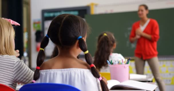 白种女教师在课堂上教小学生的正面观点 学生们坐在教室里 — 图库视频影像