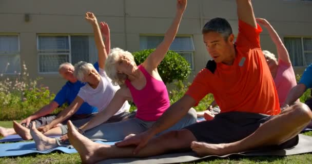 Seitenansicht Eines Kaukasischen Männlichen Trainers Der Senioren Garten Des Pflegeheims — Stockvideo